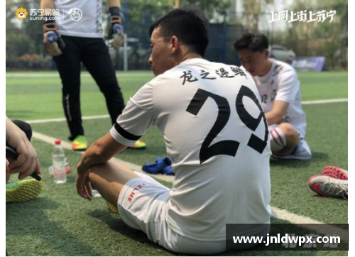 mk体育足球球星捶胸瞬间合集展现激情与荣耀的精彩视频
